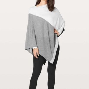 Lululemon Yin Poncho

Heathered White / Heathered